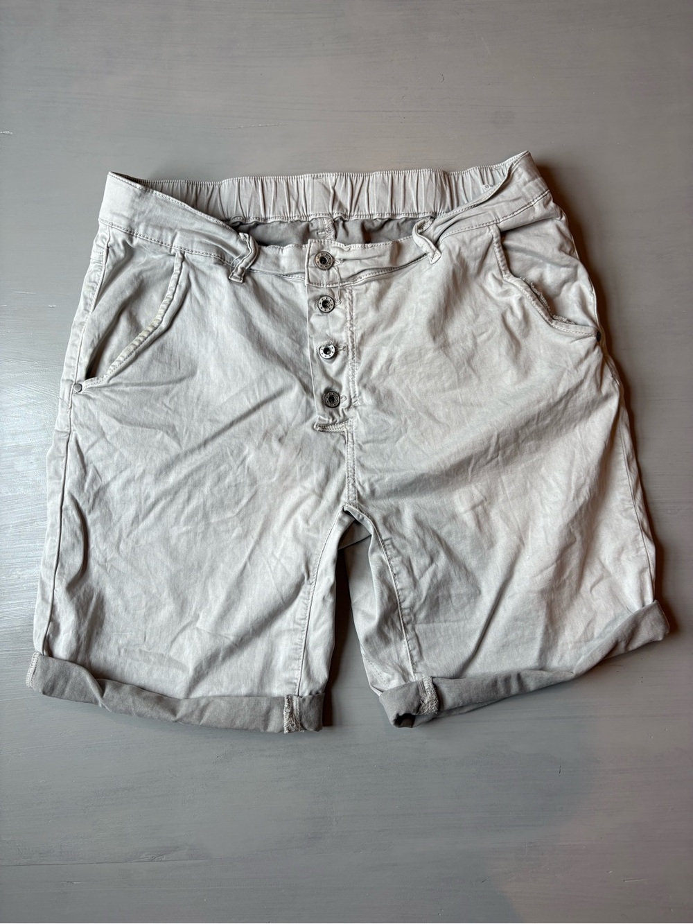 Casual Button-Front Cotton Shorts in Light Gray